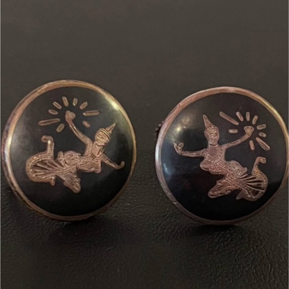 Vintage1950s Niello Black Enamel Siam Silver
Godess Screw Back